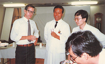 茅ヶ崎病院３周年記念式典。後方中央は当時の鈴木隆夫院長（現・一般社団法人徳洲会理事長）