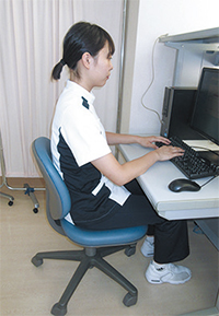 背もたれに付くように深く座り、背すじを伸ばす