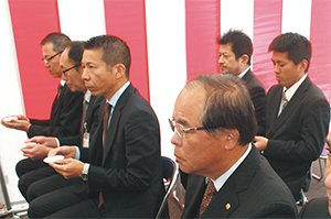 地鎮祭に臨む坂口事務長（左から3人目）
