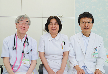 血友病センターの（右から）金田・副センター長、土谷看護師、岡センター長