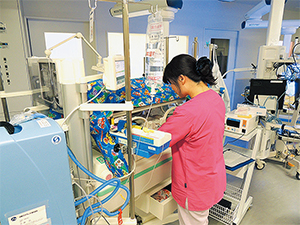 NICU で入院中の新生児のケアを行う大平師長