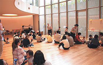 音楽に合わせ体を動かしたり触れ合ったりする親子