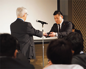 初日に篠崎伸明・一般社団法人徳洲会専務理事が辞令を交付。研修医は緊張した様子
