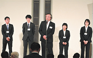 研修医が自己紹介。写真は八尾徳洲会総合病院（大阪府）