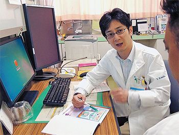 SAS 外来で診療する近藤医師