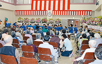 酒田吹奏楽団の演奏に耳を傾ける入所者さんたち