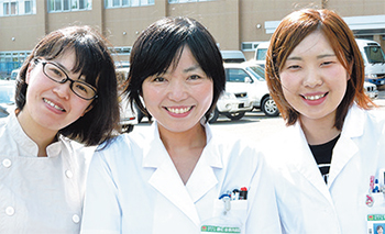 静仁会静内病院（北海道）栄養科の（左から）三上真理子主任（調理師）、有田育子主任（管理栄養士）と田中ありさ管理栄養士