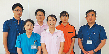 前列右から荒井・介護士長、羽生病院の関口幸子・看護部長、後列右から勇事務長、五十嵐志織リハビリ部門副室長、坂本主任、長島主任