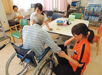 在宅復帰を目指し入所者さんにリハビリ実施