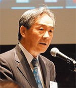 再生医療の事例を紹介し有効性を説明する小林・院長代行