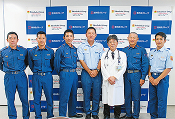 中城北中城消防組合関係者と伊波院長（右から3人目）。右端が黒田係長