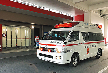 中部徳洲会病院から出動する中城北中城消防組合の救急車