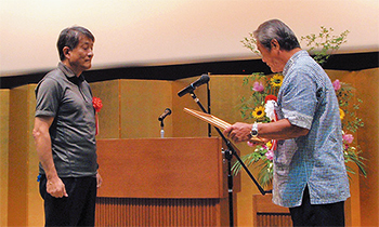 感謝状を受け取る南部徳洲会病院の原田部長（左）