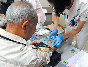希望者にmRNA検査を実施。写真は採血の様子