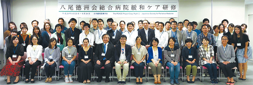 今回も多職種が参加し盛況の緩和ケア研修会（前列左から6人目が原田院長）