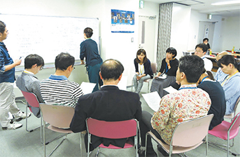 グループワークではそれぞれ専門的な観点から多様な意見を出し合う
