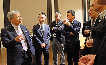 懇親会で天野院長（左）、大橋総長（左から4人目）らが交流