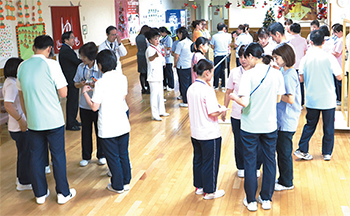 爪の長さや名札の着用など身だしなみを各職員が確認