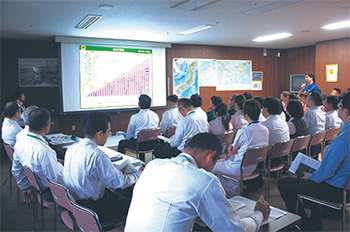 データに基づき経営改善策を協議（写真は南部病院。約70人が参加）