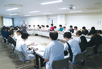 東京西病院の8時会では出席者が積極的に発言するように挙手制をとっている
