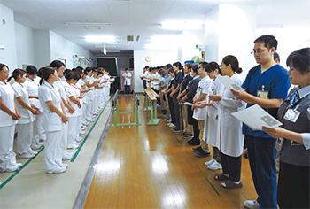 名瀬病院の朝礼では医療従事者としてのスピリットを共有