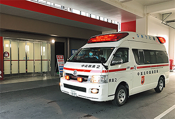 中部徳洲会病院から出動する中城北中城消防組合の救急車