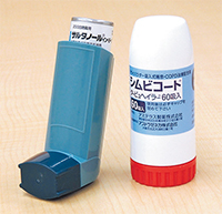 吸入ステロイドの一例（左がエアゾールタイプ、右がドライパウダータイプの吸入器）