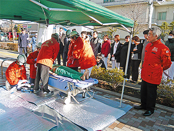 東京西病院の職員など約100人が訓練に参加