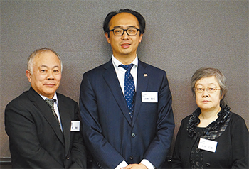 新病院オープンを報告する左から里・事務部長、川本院長、永渕・看護部長