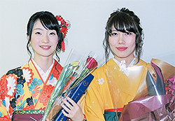 小学生時代からの幼なじみだという卒業生の澤田さん（右）と井上さん
