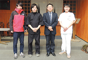出張医療講演で講師を務めた林副主任（右）と、岩壁副主任（右から２人目）