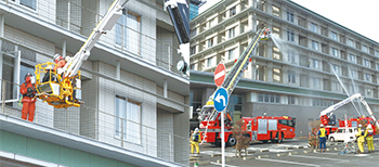 実際に放水したり、はしご車で患者さん役を病室から救出したりする場面も