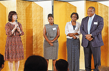 タンザニアから看護師2人（中央の２人）が徳洲会グループの支援に対し謝意