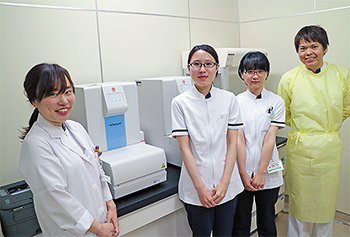 新機器を紹介する前野主任（左）と臨床検査科スタッフ