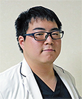 「離島病院の研修中に発表の準備をして大変でした」と辻医師
