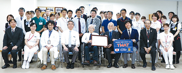 山田さん（前列中央）を囲み記念撮影（同右から4人目が福島理事長）