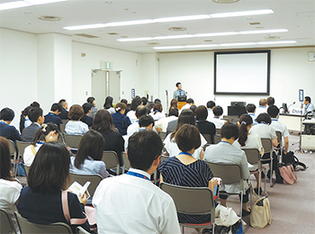 口演会場には大勢の聴衆が参集