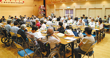 70人の参加者が発足20周年を祝う