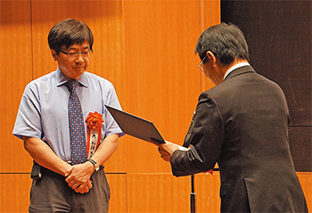 三角院長（左）の講演終了後に佐野副院長より感謝状を贈呈