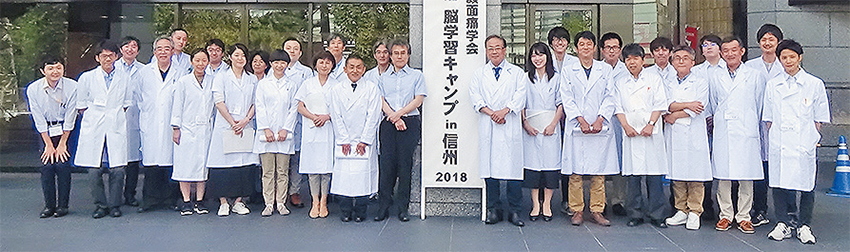 口腔外科医や口腔麻酔科医ら35人が参加（北原副院長は看板の右）