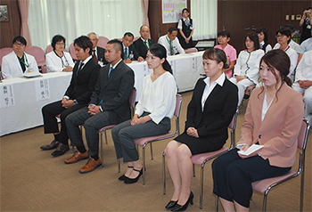 開講式に臨む（左から）山岡看護師、加島看護師、亀谷看護師、照屋看護師、岩井看護師