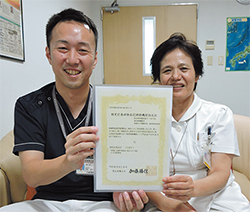 研修機関の指定証を手に鵜飼・看護部長（右）と中村師長