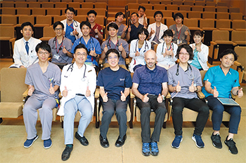 徳田センター長（前列左から3人目）と記念撮影