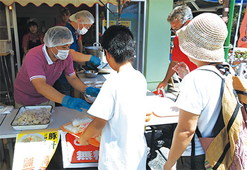 地域の方々に豚汁とご飯をふるまう職員や利用者さん