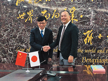 中国の大学を訪れ交流する渡部課長（右）