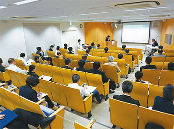 50人以上の参加者が熱心に聴講