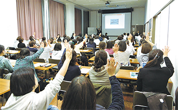 講演には約60人が出席。大手メディアも取材