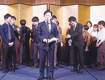 1位のリハビリテーション科の田川陽介主任がスピーチ