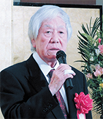 開会挨拶を行う吉岡会長