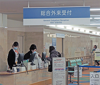 院内サインは3カ国語表記（鎌ケ谷病院）